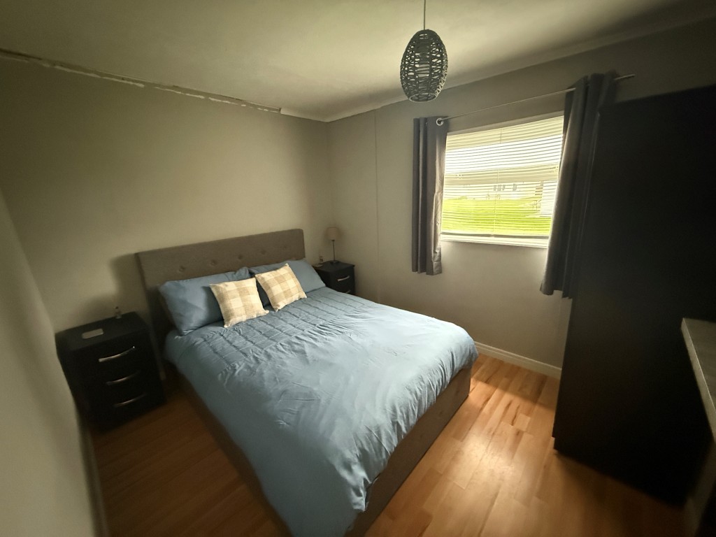 Lot: 6 - TWO-BEDROOM CHALET - Bedroom with one double bed